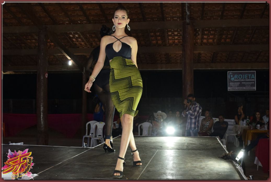 DESFILE DA RAINHA DA EXPOVALE 2019